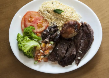 60% dos trabalhadores que têm vale-refeição levam marmita, diz pesquisa da VR