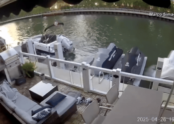 VÍDEO: lancha perde o controle ao desviar de outro barco, bate e capota em Miami