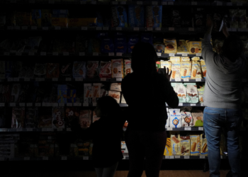 É #FAKE que vídeo viral de mulher gritando tenha a ver com apagão na Espanha; imagem é de 2023