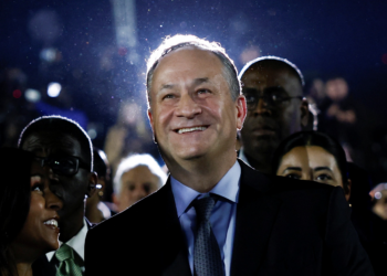 Trump demite marido de Kamala Harris do conselho do Museu do Holocausto