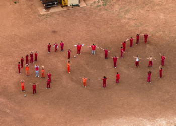 VÍDEO: Presos em centro de imigração formam 'SOS' humano em apelo por socorro nos EUA