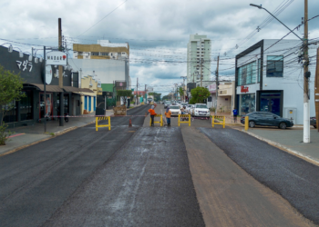 Rua Dom Pedro II é interditada para aplicação de microrrevestimento