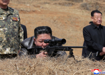 Líder da Coreia do Norte, Kim Jong-un é fotografado disparando rifle de precisão em visita a soldados