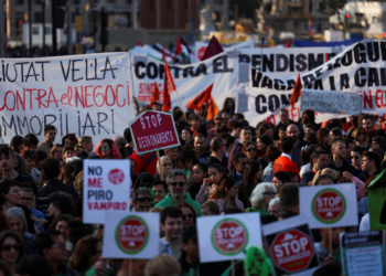 Espanhóis protestam contra aluguéis caros em Madrid e Barcelona; VÍDEO