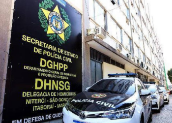 Mulher morre durante tiroteio em São Gonçalo (RJ) enquanto carregava bebê de 4 meses