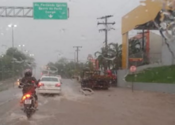 VÍDEOS – Aniversário de Cuiabá tem chuva forte, estragos e avenidas alagadas