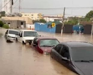 VÍDEO: Carros ficam submersos no bairro Areão