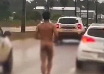 Homem é flagrado correndo pelado na chuva