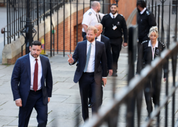 Advogados pedem proteção policial para príncipe Harry após perseguição de paparazzis e suposta ameaça da Al Qaeda