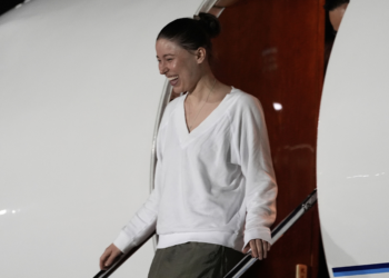 Mulher presa na Rússia por doar US$ 52 para instituição ucraniana chega aos EUA