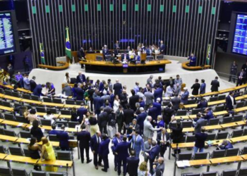 Oposição consegue assinaturas para projeto da anistia seguir rito acelerado na Câmara