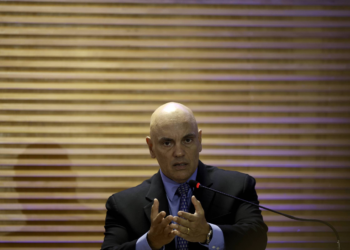 Moraes tira da cadeia mais 5 réus do 8/1 após domiciliar a mulher que pichou estátua