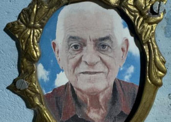 Escultor inaugura catacumba com convite a enterro e seresta: 'quero morrer'