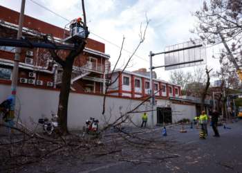 Ventos fortes e tempestades de areia levam Pequim a cancelar centenas de voos e fechar parques; FOTOS
