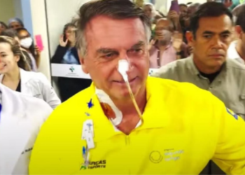 Vídeo mostra Bolsonaro deixando hospital em Natal