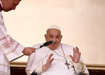 Papa Francisco faz aparição surpresa no Vaticano durante Domingo de Ramos