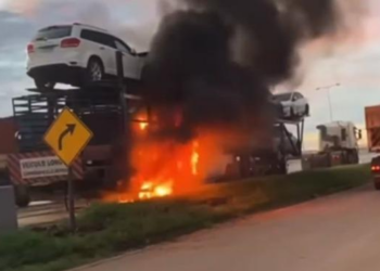 Carreta-cegonha pega fogo e veículos são destruídos