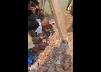 VÍDEO: população se une e cava escombros com as mãos para salvar menina de 13 anos em Mianmar após terremoto