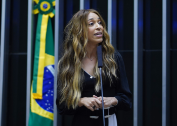 Caso Erika Hilton: gênero masculino no visto de deputada trans é reflexo de ordem assinada por Trump no 1º dia de mandato