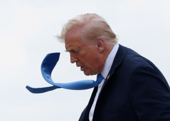 Governo Lula admite dificuldade para negociar com EUA, às vésperas do tarifaço: 'Trump está cercado por terraplanistas econômicos'