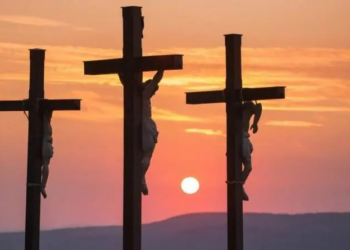 O que aconteceu com a cruz em que Jesus morreu?