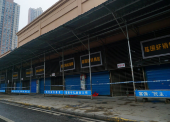 Governo Trump muda versão oficial dos EUA sobre Covid-19 e diz que vírus não tem causas biológicas