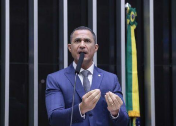 VÍDEO – Assis ironiza zap de Lula para bandidos: "troco o aparelho por uma cervejinha"