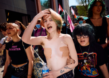 Protesto em Londres reúne milhares de manifestantes contrários à rejeição de pessoas trans no termo 'mulher'