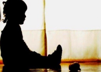 Bêbada deixa filha de 2 anos cair de cabeça no chão e acaba presa