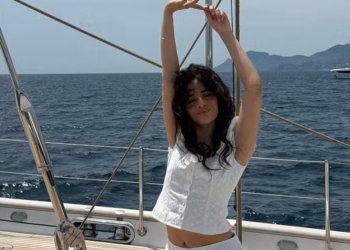 Camila Cabello sensualiza em passeio de barco e em praia em Cannes: ‘Mon chéri’