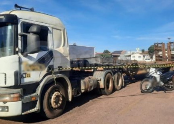 Garupa de moto é arremessado para baixo de carreta e morre