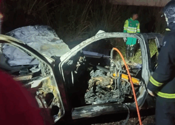 Bombeiros socorrem três vítimas após colisão entre automóvel e caminhão na MT-208