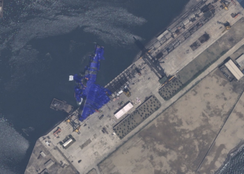 Coreia do Norte 'esconde' com lonas navio de guerra acidentado e quer prender responsáveis por erro