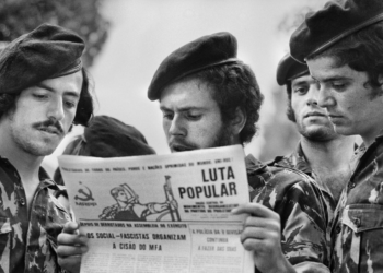 Humanismo de Sebastião Salgado já aparecia em fotos do levante de 1974