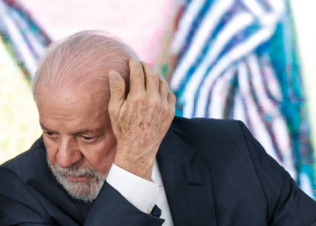 Deitado eternamente em berço esplêndido