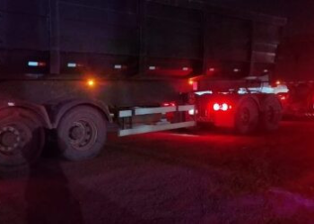 Idoso de 75 morre em acidente entre moto e carreta