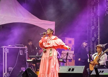 Thalma de Freitas pede desculpa na Virada Cultural por atraso em show