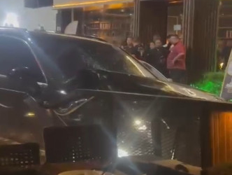 Homem agride mulher e destrói deck do Restaurante Haru com carro; veja vídeo