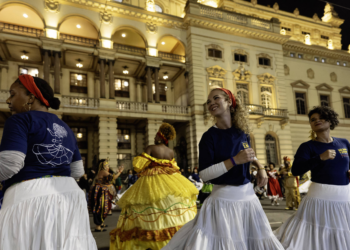 Cortejo de maracatu ocupa o centro de São Paulo e celebra a cultura popular