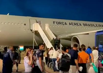 Novo voo com 103 deportados dos EUA chega ao Brasil