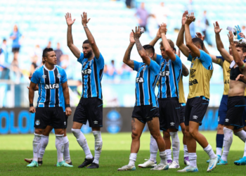 Grêmio vence o Bahia e respira no Brasileirão