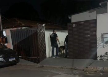 Policial mata a esposa a tiros e foge com os filhos em Cuiabá