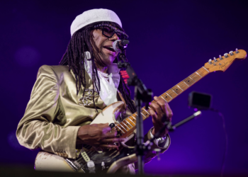 Nile Rodgers comanda baile de disco e funk no encerramento do C6 Fest