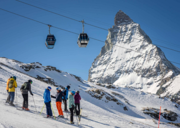Polícia encontra cadáveres de cinco esquiadores em montanha ao sul da Suíça