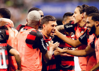 Flamengo vence o líder Palmeiras e acende a disputa pelo Brasileirão
