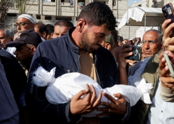 Onze pessoas da mesma família, sendo 3 crianças, morrem em bombardeio em Gaza, diz Defesa Civil