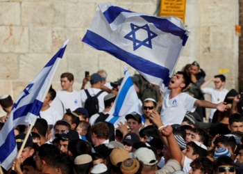 Israelenses de extrema direita confrontam palestinos em ato em Jerusalém