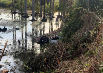 Bombeiros resgatam vítimas de acidente após capotamento na MT-419