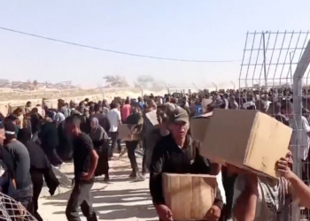 VÍDEO: palestinos invadem centros de ajuda humanitária em Gaza em busca de comida