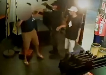 VÍDEO: Assaltantes rendem funcionários e fazem limpa em bar